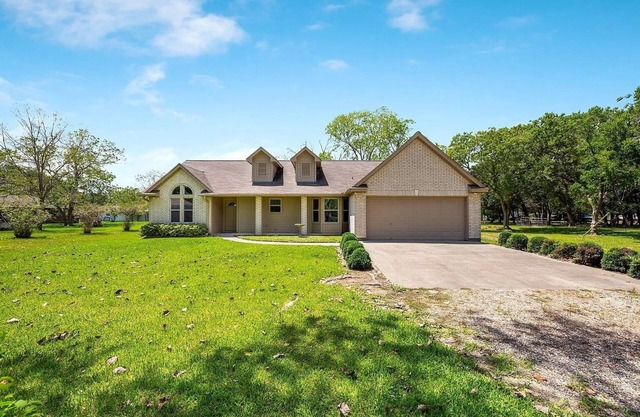 Relaxing single-family house on a 2-acre land between Houston and Galveston