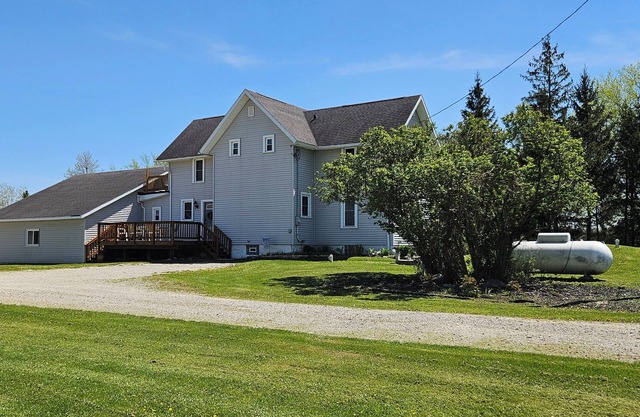 Relaxing Spacious farmhouse with fire-pit and family friendly amenities