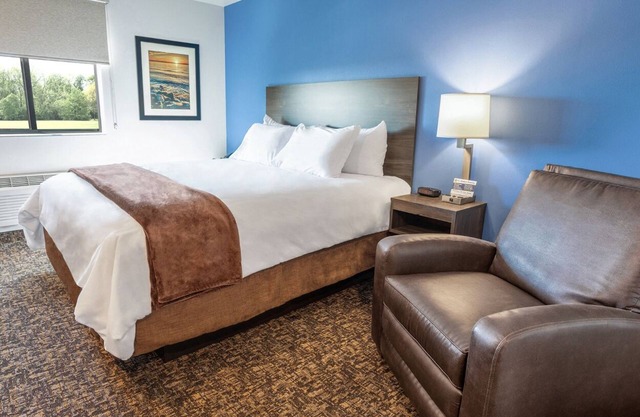 Relaxing Stay | 1 Queen Bed & Recliner Near Parks