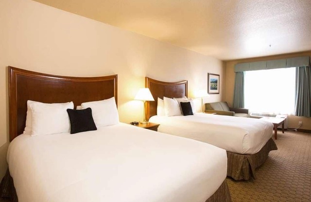 Relaxing Stay at Red Lion McMinnville! On-site Pool and Pet-Friendly Property!