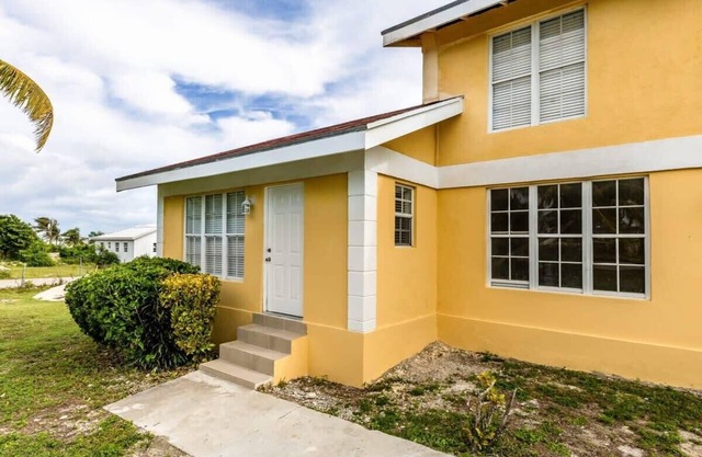 Relaxing Stay: Kitchen, Balcony & Beach Steps Away
