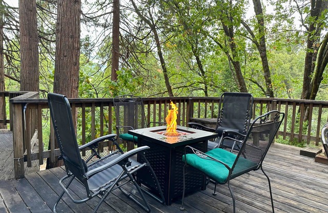 Relaxing TH Cabin Retreat | Firepit & Fireplace