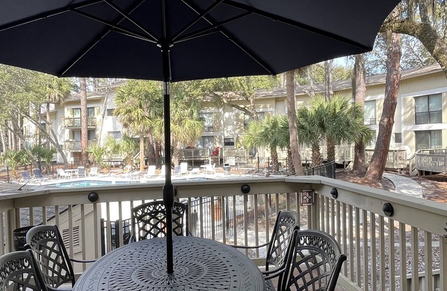 Relaxing Tropical Vacation by the Sea! Pool off back deck, Ocean across street🌴