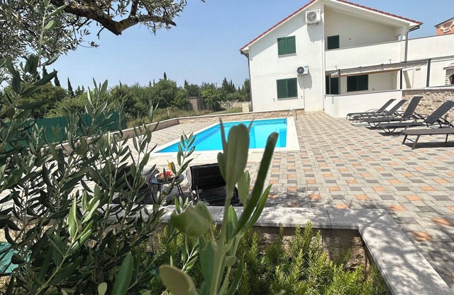 Relaxing vacation in a holiday home with pool in beautiful Dalmatia
