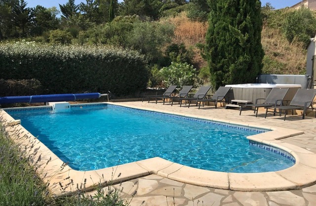 Relaxing Villa Near Lake & Beaches