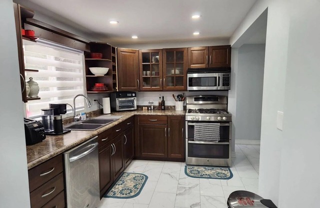 Relaxing waterfront cottage on Lake Scugog ,beautiful Sunset, hot tub w Game Rm