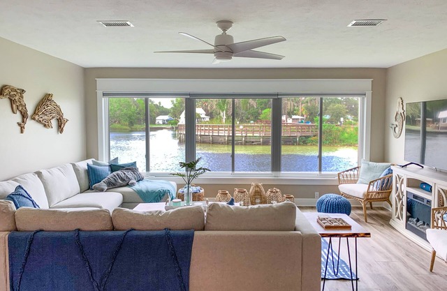 Relaxing waterfront retreat with a view of Hunter Springs - 90 day min