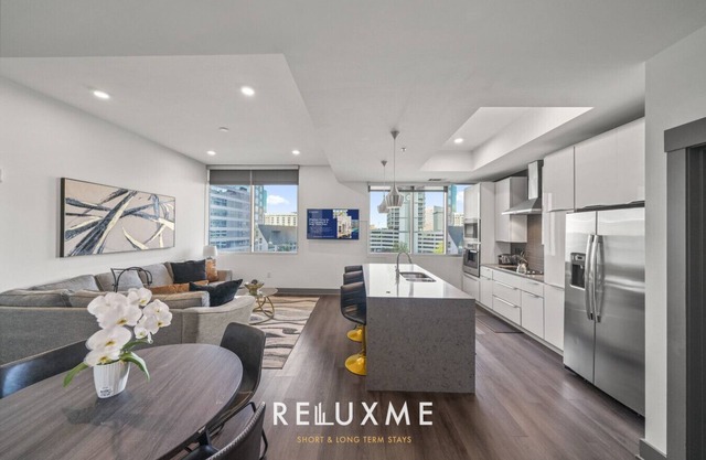 Reluxme | Uptown 3BR Lux High Rise w/Skyline🌇