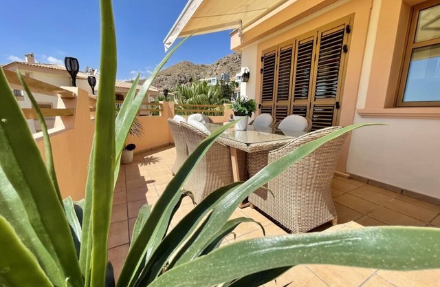 Remarkable 1-Bed Apartment & Sea Views - Sleeps 2