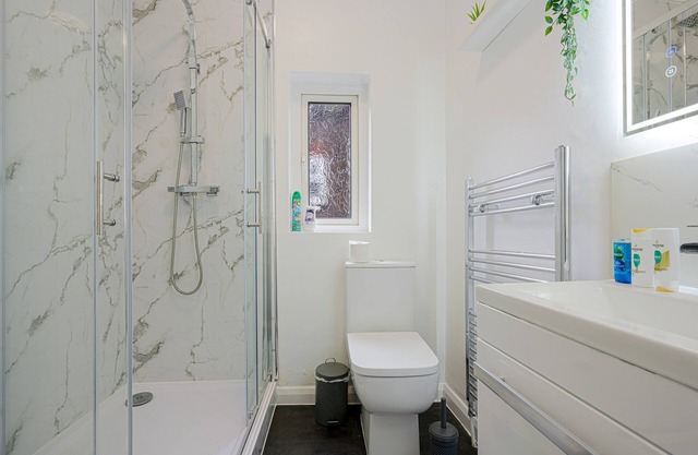 Remarkable 5-Bed House in Luton