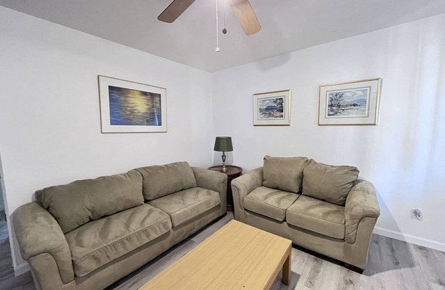 Remodeled 2 br apt near hospitals, UNM, stadium, airport, AFB and I-25