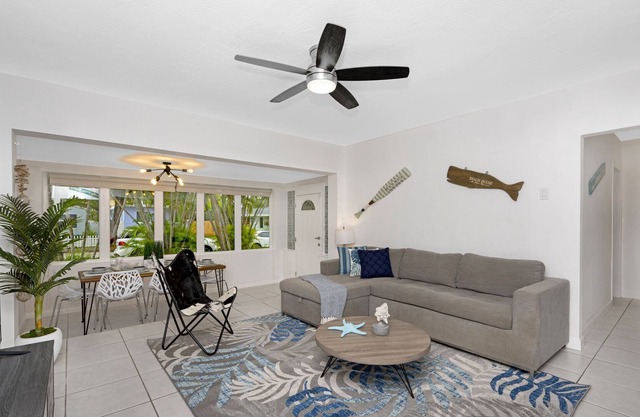 Remodeled! 3/2 tropical retreat ★ Beach and shops