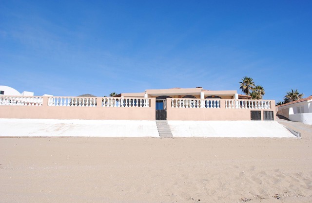 Remodeled 4 bedroom beach front home - nKayaks Available upon request - no feen
