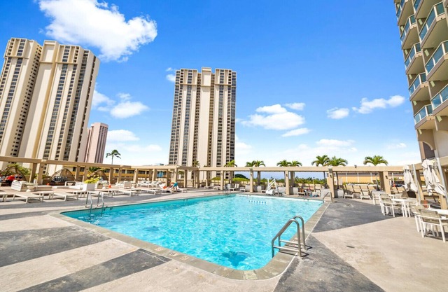 Remodeled Ala Moana Studio | Pool + Ocean Views
