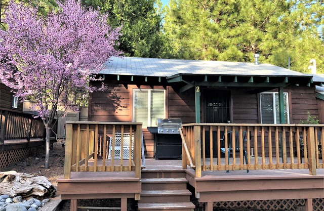 Remodeled cozy 2-bedroom cabin, pet friendly, free boat launch & slip, lakeside