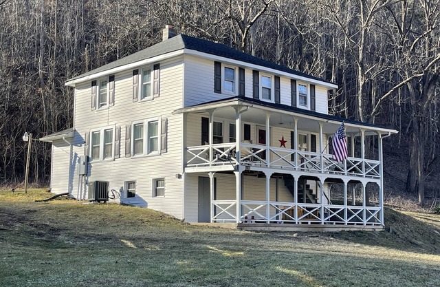 Remodeled Farmhouse 150 acres - Minutes from Escatawha Farms Fly Fishing