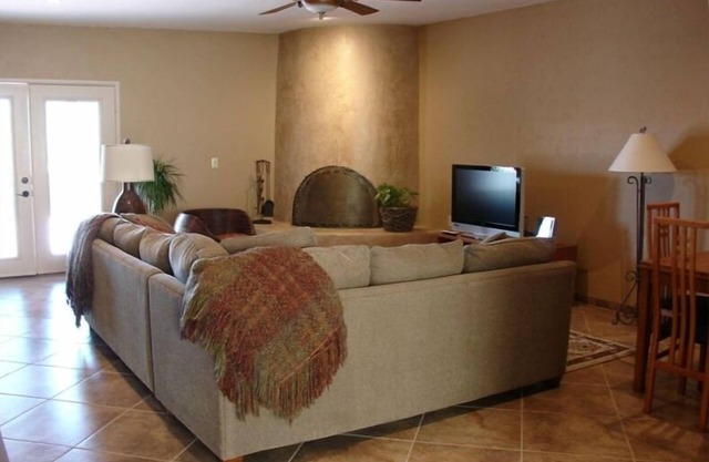 Remodeled Foothills Townhome W/City and Mountain Views