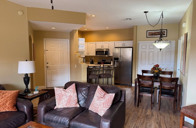 Remodeled Gated Unit with Large Decks, 3 pools, Hot Tubs, Tennis, Pickleball