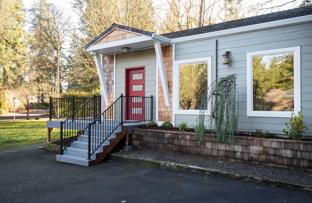 Remodeled Guesthouse with separate Riverfront Patio and dock+river access