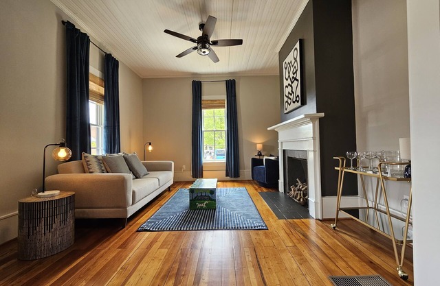 Remodeled historic home! Steps away from dining & shops - Easy walk to Old Salem