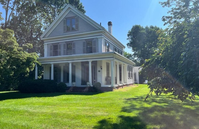 Remodeled historic Captains home w/fireplaces, large yard, 5 mins walk to beach