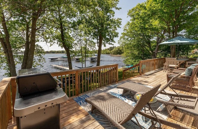 Remodeled Home on Great Fishing & Swimming Bay!