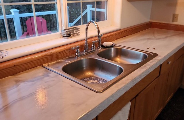 Remodeled home with fire-pit, within walking distance of Deep Creek River.
