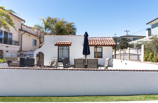 Remodeled house w/ocean view. Steps from the beach & 5 min walk to the village!