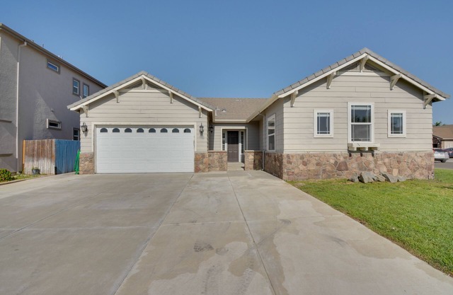 Remodeled Livingston Home w/Private Backyard!