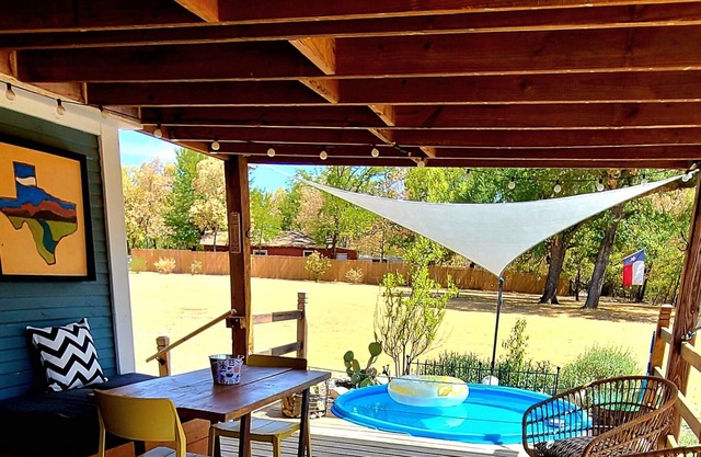 Remodeled Modern Farmhouse on acreage near ALL area attractions🌳