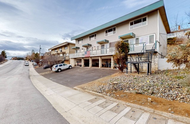 Remodeled townhouse near downtown Reno with mtn views, fireplace, streaming, W/D
