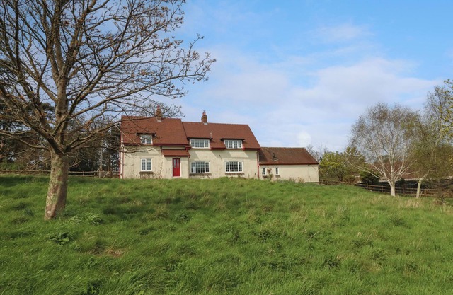 REMPSTONE FARMHOUSE, pet friendly, with hot tub in Corfe Castle