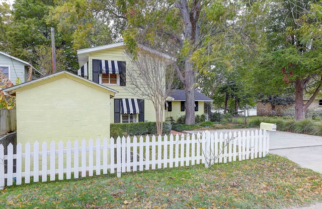 Rennovated Farmhouse Lake McQueeney Cove