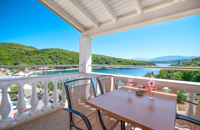 Renoula: Charming 2-Bedroom Corfu Apartment with Sea Views, Garden, Wifi