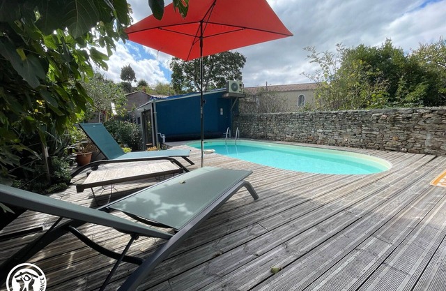 Renovated House with Shared Pool and Garden in Mareuil-sur-Lay, Sleeps 6
