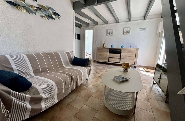 Renovated house near beach, 4 sleeps, WIFI, parking