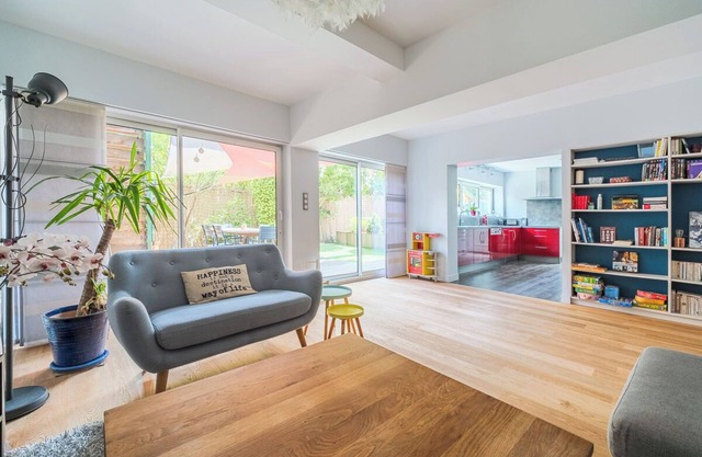 Renovated 130m2 apartment in RDJ with office, garden and parking in town center