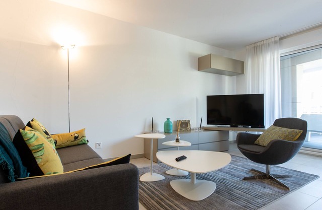 Renovated 2-Br Apartment with Terrace and Pool