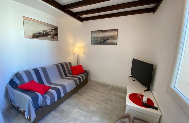 Renovated 2BR Apartment 5 Minutes from the Beach with Private Parking in Argelès-sur-Mer