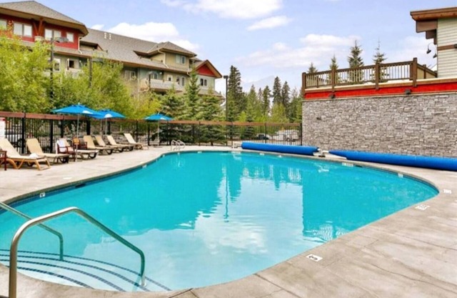 🥇 Renovated 2BR Condo, Pool, 3 Hot Tubs, Pets ok!