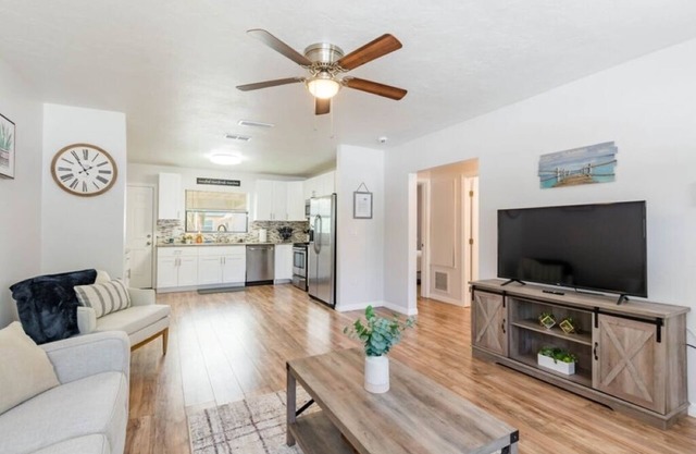 Renovated 3/2 Minutes to Downtown and Beaches