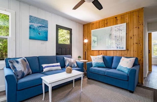 Renovated 3 bedroom /2 bathroom close to beach and downtown
