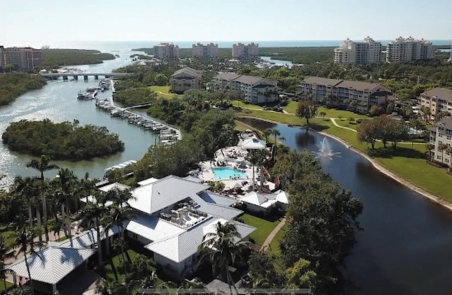 Renovated 3 BR villa in Naples, west of 41, close to beach and onsite club