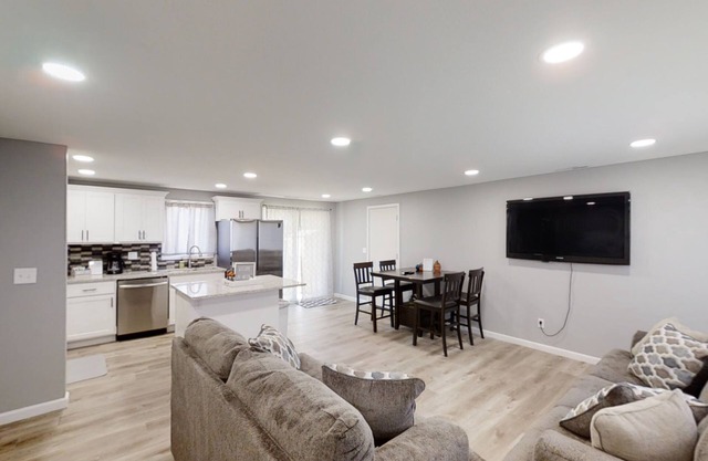 Renovated 3bed 1bath home that comfortably sleeps up to 8 guests!