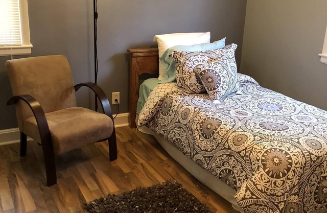 Renovated 60's Bungalow 8 minutes from downtown Charlotte