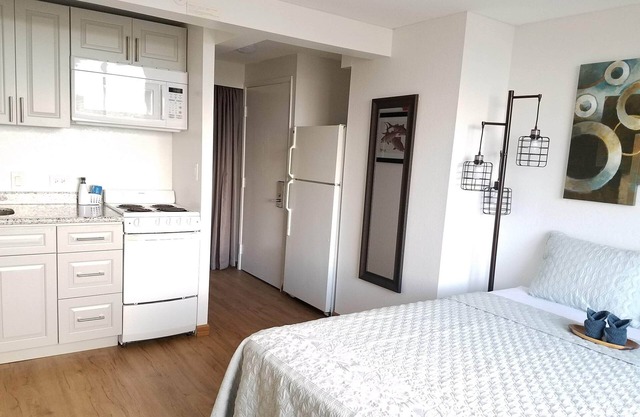 Renovated Adjoining Waikiki Studios w/2 Full Baths, Kitchen and Ocean View