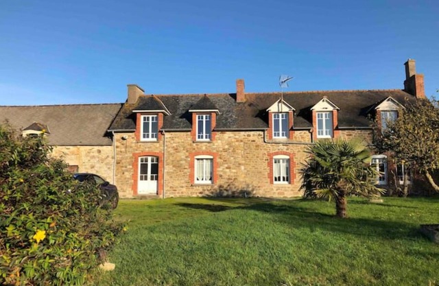 Renovated Breton farmhouse, sleeps 12 in Ploubalay