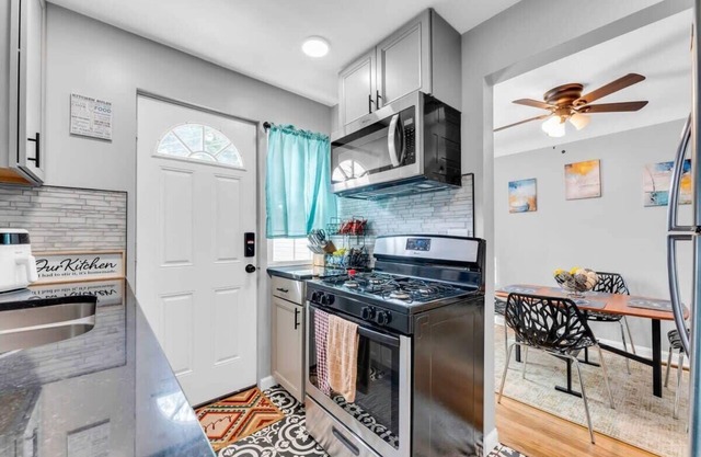 Renovated Brooklyn Townhome, 9 Miles from Downtown
