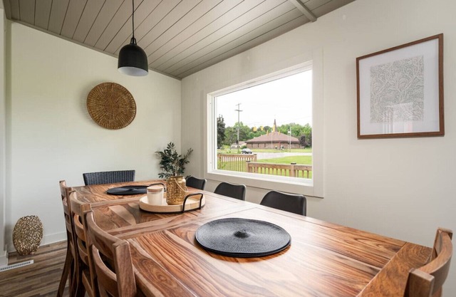 Renovated Cityside Farmhouse, Garden/Historic Barn