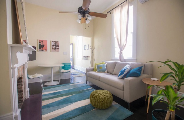Renovated Carrollton Uptown Cottage - license # 23-NSTR-17373 and 23-OSTR-02079